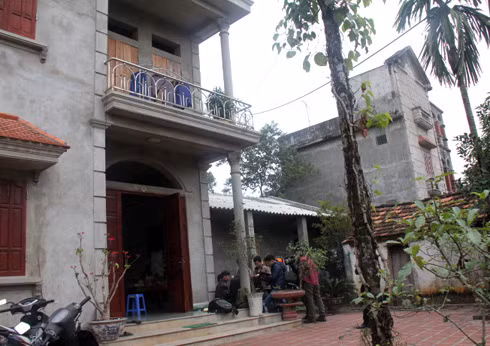Căn nhà 2 tầng của anh Quế sát vách với nhà ngang của vợ chồng Tiềm. Ảnh: Thái Thịnh.