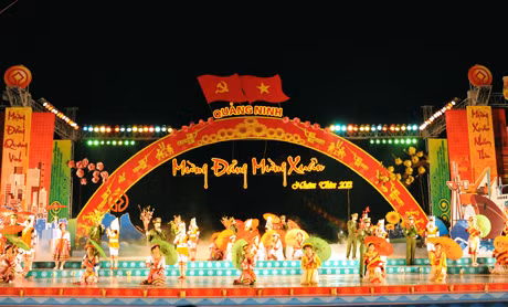 Bài hát “Lên với em làm bạn” do tốp ca nam nữ trường Cao đẳng Văn hóa-Nghệ thuật và Du lịch Hạ Long thể hiện
