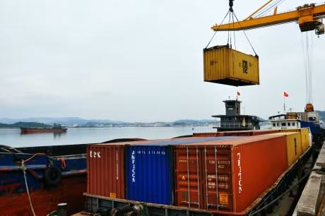 Bốc xếp conatiner xuóng tàu Nam Dương.