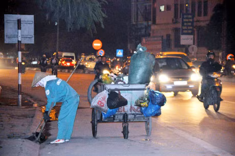 Trong khi nhiều người đi chơi đón Giao thừa thì có những công nhân vẫn còn đang làm đẹp cho mùa Xuân