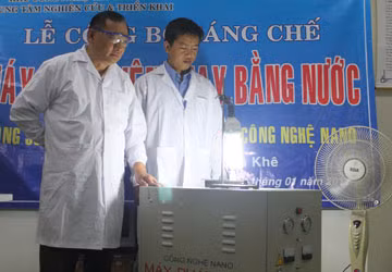 TS Khê (trái) và sản phẩm máy phát điện dùng nước đầu tiên trên thế giới.