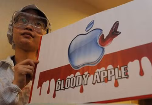 Công nhân ở một nhà máy của Foxconn phản đối Apple ngày 18-5-2011 - Ảnh: AFP