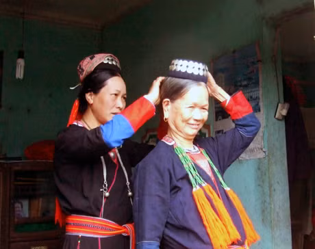 Bà Trương Thị Út cùng con dâu sửa soạn trang phục đi chơi xuân.