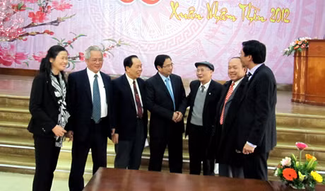 Các đồng chí lãnh đạo tỉnh trò chuyện với các đồng chí cán bộ chủ chốt đã nghỉ hưu.