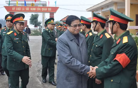 Đồng chí Bí thư Tỉnh uỷ thăm, chúc Tết CBCS Ban Chỉ huy Quân sự huyện Cô Tô.
