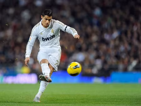 Với cú đúp vào lưới Bilbao, C. Ronaldo đã vươn lên dẫn đầu cuộc đua đến danh hiệu chiếc giày vàng châu Âu