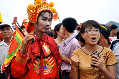 Trên trang phục truyền thống.