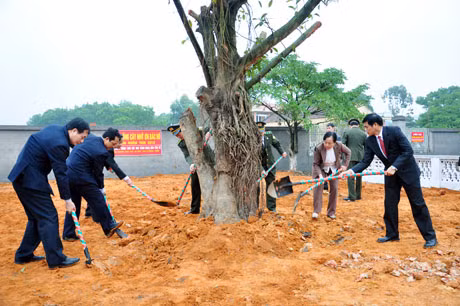 Lãnh đạo Huyện ủy, UBND huyện Đông Triều trồng cây tại khu lưu niệm Bác Hồ