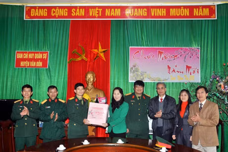 Đồng chí Lê Thị Bích Hường, Trưởng ban tổ chức Tỉnh ủy thăm và chúc tết cán bộ, chiến sỹ Ban chỉ huy quân sự huyện Vân Đồn