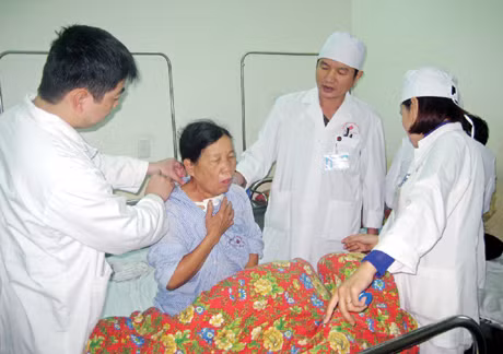 Các bác sĩ, y tá của Khoa Ung bướu kiểm tra tình trạng sức khoẻ một bệnh nhân.