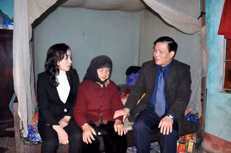 Đồng chí Nguyễn Như Hiền thăm và chúc Tết bà Trần Thị Nhặt, mẹ liệt sĩ ở xã Lê Lợi ( Hoành Bồ)