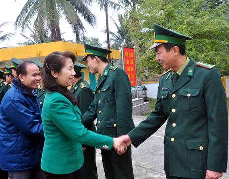 Đồng chí Lê Thị Bích Hường đến thăm và chúc Tết Đồn biên phòng số 24