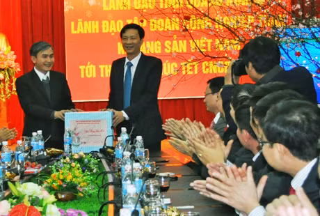 Tặng quà đảng bộ, nhân dân khu I, phường Bãi Cháy, TP Hạ Long