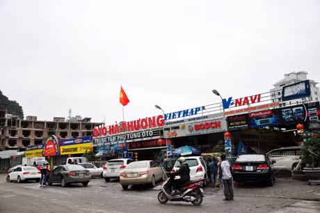 Tại cửa hàng rửa xe ô tô, xe máy chật luôn trong tình trạng quá tải