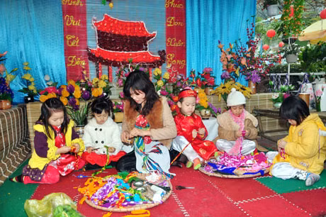 Bé được cô giáo dạy thêu tranh