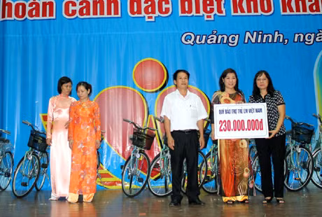 Nhiều tấm lòng hảo tâm đã đến với trẻ có hoàn cảnh khó khăn tại Trung tâm Bảo trợ trẻ em có hoàn cảnh đặc biệt.
