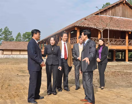 Đồng chí Vũ Thị Thu Thuỷ, Phó Chủ tịch UBND tỉnh kiểm tra việc chuẩn bị hoạt động đón tết tại Trung tâm Bảo tồn bản văn hoá Dao Thanh Y.