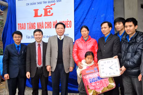 Lãnh đạo Đoàn TN dân chính Đảng tỉnh, Toà án nhân dân tỉnh và các Đoàn viên TN trao nhà tình nghĩa cho hộ anh chị Tạ Văn Ba (thôn Đồng Cống, xã Bình Dân, huyện Vân Đồn)