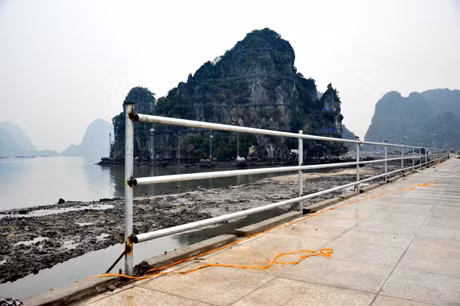 Hiện đơn vị thi công đang thảm nhựa bãi đỗ xe và hoàn thiện nốt hệ thống lan can phía biển.