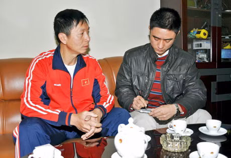 HLV Nguyễn Duy Long trò chuyện với phóng viên Báo Quảng Ninh.