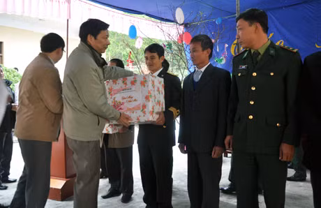 tặng qua cho can bộ chiến sỹ và nhân dân các xã đảo Vân Đồn