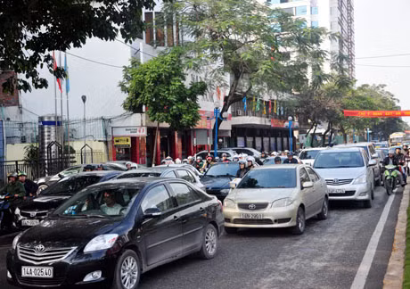ùn tắc giao thông trục đường Lê Thánh Tông 
