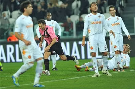 "Del Piero (áo hồng) đã chờ rất lâu để ghi được một bàn thắng đẹp như thế dù đã thử rất nhiều lần. Tôi luôn nói rằng Del Piero vẫn hữu dụng với Juventus", HLV Conte nói về học trò từng là đồng đội thời ông còn khoác áo Juventus. Ảnh: AP.