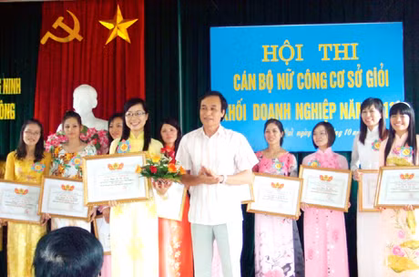Các thí sinh nhận bằng khen tại Hội thi cán bộ nữ công cơ sở giỏi khối doanh nghiệp năm 2011.