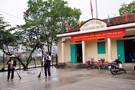 Nhân dân khu phố 2B, phường Cao Xanh dọn vệ sinh nhà văn hóa khu