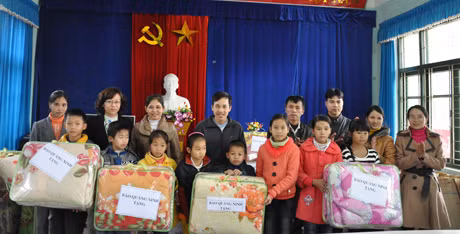 Đồng chí Lê Ngọc Hân, Phó Tổng Biên tập Báo Quảng Ninh (hàng sau, thứ hai, trái sang) trao chăn, chiếu cho học sinh bán trú Trường PTCS Đồn Đạc (Ba Chẽ).