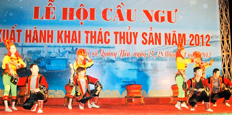 Chương trình ca múa nhạc do các nghệ sỹ quần chúng trên địa bàn biểu diễn
