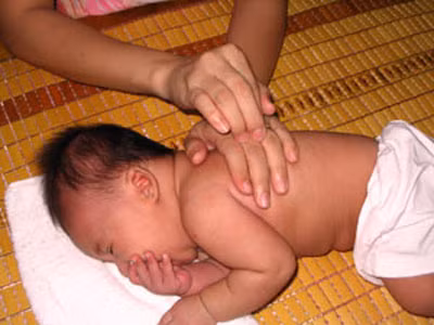 Kiểu vỗ lưng cho trẻ nhỏ