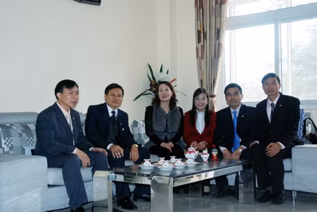 Lãnh đạo Công ty TNHH MTV Than Hòn Gai thăm một gia đình CBCNV tại nhà chung cư than Hòn Gai số 1, phường Cao Xanh, TP Hạ Long.