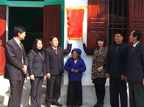Lãnh đạo TP Móng Cái và đại diện Ngân hàng Công thương trao nhà tình nghĩa cho bà Lương Thị Tâm, là hộ nghèo ở xã Hải Xuân, TP Móng Cái.