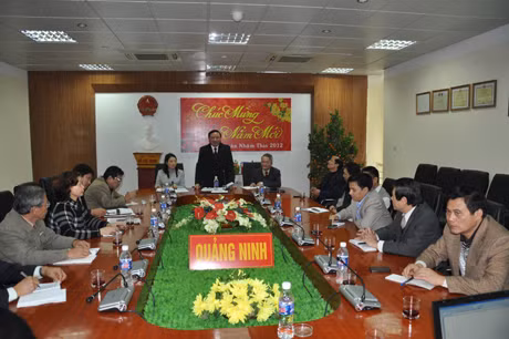 Đại diện Sở Thông tin Truyền thông thông báo Quyết định của UBND tỉnh về miễn phí tham quan Vịnh Hạ L ong.