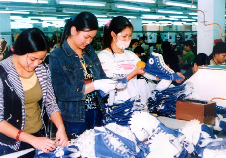 Công nhân Công ty TNHH Everbest Việt Nam đang phấn khởi chờ thưởng Tết.