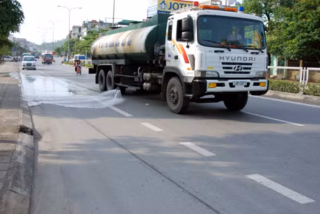 Xe tưới nước rửa đường của Công ty CP Môi trường Indevco làm sạch đường phố Hạ Long.