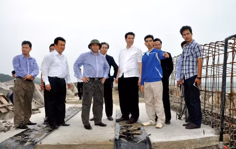 Bí thư Tỉnh ủy Phạm Minh Chính trò chuyện với đồng bào dân tộc thiểu số xã Quảng An, huyện Đầm Hà.