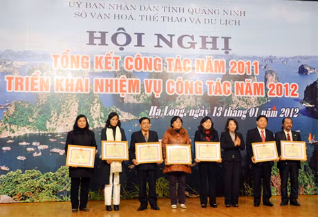 Đồng chí Vũ Thị Thu Thuỷ, Phó Chủ tịch UBND tỉnh trao Bằng khen của UBND tỉnh cho 8 cá nhân có thành tích xuất sắc năm 2011.
