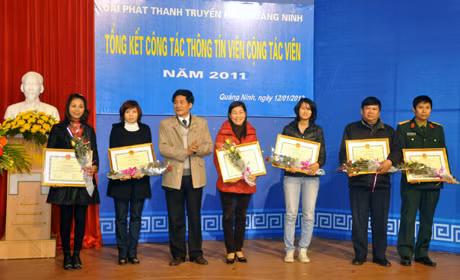Đồng chí Trần Mạnh Hùng, Giám đốc Đài PTTH Quảng Ninh trao Giấy khen cho các cộng tác viên xuất sắc tại lễ tổng kết.
