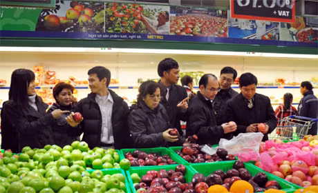 Đoàn liên ngành kiểm tra tại siêu thị Metro.
