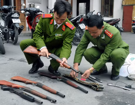 Công an TP Uông Bí thu giữ một số súng, đạn tại công trường Công ty Vietmindo Uông Bí trong đợt ra quân đấu tranh triệt phá than trái phép đầu năm 2011.