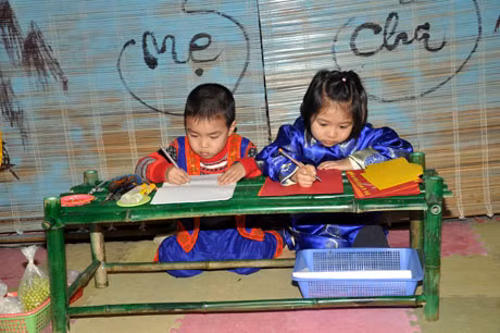 Hai ông đồ nhí trổ tài thư pháp