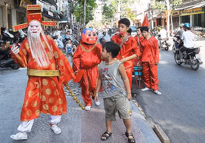 Thần tài, ông địa và đội múa dạo trên đường phố xuất hiện nhiều vào dịp tết.