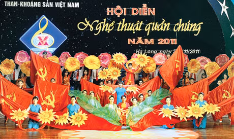 Múa hát tập thể của CNLĐ ngành Than tại Hội diễn NTQC toàn Tập đoàn năm 2011.