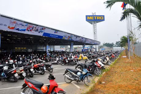 Nhà để xe của Metro Hạ Long cũng chật cứng.