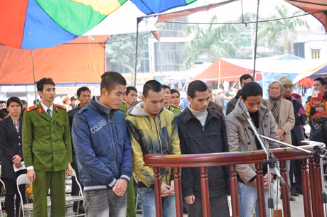 4 bị cáo (trái qua phải) Tươi, Thuỷ, Việt, Quân tại phiên toà.