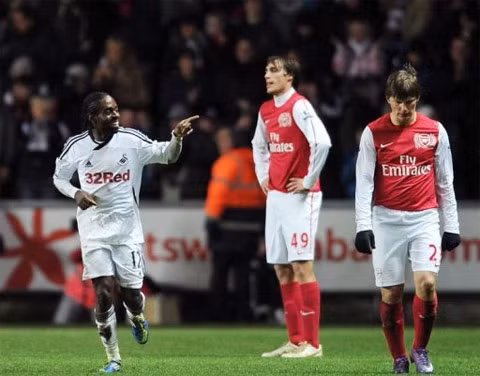 Arsenal (đỏ trắng) liên tục để các đội bóng cửa dưới "bỡn cợt".