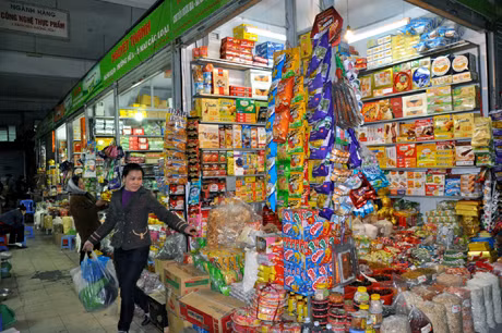 Các mặt hàng bánh kẹo, thực phẩm Tết Nhâm Thìn khá đa dạng, phong phú.