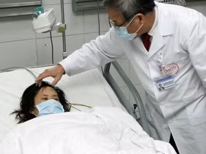 Bác sỹ kiểm tra sức khỏe cho bệnh nhân viêm não mô cầu.